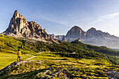 Italien, Venetien, Provinz Belluno, Wanderer bewundert den Berg La Gusela und die Tofane-Gruppe am Giau-Pass (MR)