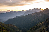 Italien, Venetien, Provinz Belluno, die Sonne geht hinter der Marmolada unter