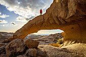 Spanien,Kanarische Inseln,Teneriffa,Santa Cruz de Tenerife, ein Mann steht auf der natürlichen Formation des vulkanischen Tuffsteins des Arco de Tajao (MR)