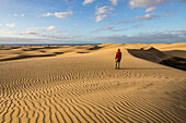 Spain, Canary Islands, Gran Canaria,a man in the dunes of Maspalomas (MR)