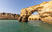 Blick vom Meer aus auf den Naturbogen von Albandeira, Dorf Porches, Bezirk Faro, Algarve, Portugal