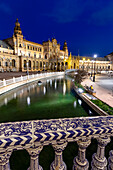 Blaue Stunde auf der Plaza de Espana, Bezirk Siviglia, Andalusien, Spanien