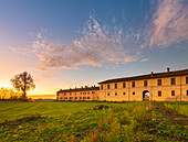 Bauernhaus im Sonnenuntergang, Dorno, Lomellina, Provinz Pavia, Lombardei, Italien