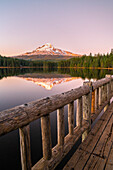 Mt Hood, der sich bei Sonnenuntergang im Trillium Lake spiegelt. Government Camp, Landkreis Clackamas, Oregon, USA.