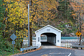 Goodpasture Bridge, die zweitlängste überdachte Brücke im Bundesstaat Oregon, im Herbst. Vida, Landkreis Lane, Oregon, USA.