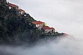 Caligo, maritimer Nebel an der ligurischen Küste und auf dem Dorf Monesteroli, Provinz La Spezia, Ligurien, Italien, Europa