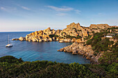 Blick auf die Bucht von Cala Spinosa, Capo Testa, Santa Teresa di Gallura, Provinz Sassari, Sardinien, Italien, Europa.