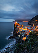 Die ersten Lichter des Abends in Vernazza, Nationalpark der Cinque Terre, Gemeinde Vernazza, Provinz La Spezia, Region Ligurien, Italien, Europa