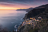 Spektakulärer Sonnenuntergang über dem Dorf Riomaggiore, Nationalpark der Cinque Terre, Gemeinde Riomaggiore, Provinz La Spezia, Region Ligurien, Italien, Europa