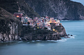 Langzeitbelichtung am Abend in Manarola, Nationalpark Cinque Terre, Gemeinde Riomaggiore, Provinz La Spezia, Region Ligurien, Italien, Europa
