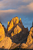 Fünf-Finger-Gipfel in der Langkofelgruppe bei Sonnenaufgang vom Sellajoch aus, Fassatal, Trentino Südtirol, Dolomiten, Italien.