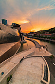 Blick auf das Guggenheim-Museum von der La Salve-Brücke bei Sonnenuntergang. Bilbao, Baskenland, Spanien, Europa.
