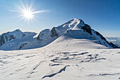 Der Schneegrat für den Gipfel des Mont Blanc vom Dome du Goutier aus. Dome du Goutier, Mont blanc Gruppe, Veny Tal, Aosta Tal, ALps, Italien, Europa.