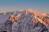 Marmoladaspitze bei Sonnenuntergang während der Wintersaison vom Col Rodela, Sellajoch, Fassatal, Trentino, Italien.