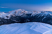 Marmolada Spitze und Fassa Tal nach Sonnenuntergang während der Wintersaison von Col Rodela, Sellajoch, Fassa Tal, Trentino, Italien.