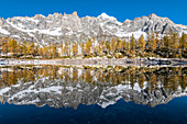 Berge, die sich im Nerosee im Herbst spiegeln (Buscagna-Tal, Naturpark Alpe Devero, Alpe Veglia und Alpe Devero, Baceno, Provinz Verbano Cusio Ossola, Piemont, Italien, Europa)