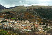 Herbstlandschaft von Palena, kleines Dorf in den Abruzzen. Palena, Provinz Chieti, Italien, Europa