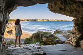 Eine junge Frau in der Grotte San Cristoforo vor dem Strand von Torre dell'Orso (Torre dell'Orso, Melendugno, Provinz Lecce, Salento, Apulien, Italien) (MR)