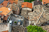 Blick von oben auf die Dächer, versteckten Plätze und Treppen eines mittelalterlichen Dorfes in den Bergen. Pettorano sul Gizio, Provinz L'Aquila, Abruzzen, Italien, EUropa