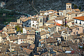 Winterliche Aussicht auf authentische mittelalterliche Dörfer von oben. Scanno, Provinz von L'Aquila, Abruzzen, Italien, Europa