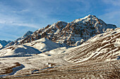 Der Monte Prena und die Hochebene des Campo Imperatore mit dem letzten schmelzenden Schnee. Nationalpark Gran Sasso und Monti della Laga, Abruzzen, Italien, Europa