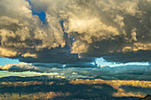 Nach einem Sturm öffnen sich die Wolken für die Sonne und geben den Blick auf die schneebedeckten Gipfel frei. Monte Morrone, Abruzzen, Italien, Europa
