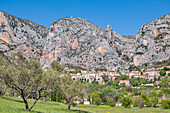 Das Dorf Moustiers-Sainte-Marie am westlichen Eingang zur Verdon-Schlucht (Departement Alpes-de-Haute-Provence, Provence-Alpes-Côte d'Azur, Frankreich, Europa)