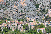 Das Dorf Moustiers-Sainte-Marie am westlichen Eingang der Verdon-Schlucht (Departement Alpes-de-Haute-Provence, Provence-Alpes-Côte d'Azur, Frankreich, Europa)