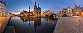 Panoramablick auf die Graslei und den Korenlei Kai und die St. Michaelsbrücke (Gent, Ostflandern, Flämische Region, Belgien, Europa)