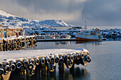 Europa, Norwegen, Insel Soroya, Hasvik, Hafen