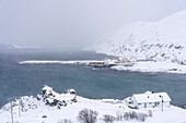 Europa, Norwegen, Insel Soroya, Kleines Dorf in einem Fjord