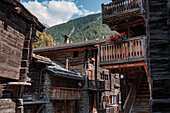 Schweiz, Zermatt, Alte Häuser in der Stadt