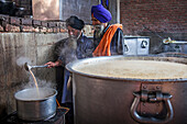 Chai kochen. Freiwillige kochen für die Pilger, die den Goldenen Tempel besuchen. Jeden Tag servieren sie kostenloses Essen für 60.000 - 80.000 Pilger, Goldener Tempel, Amritsar, Punjab, Indien