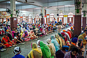 Pilger beim Essen im Speisesaal des Goldenen Tempels, Jeden Tag geben die Freiwilligen Essen für 60.000 - 80.000 Pilger aus, Goldener Tempel, Amritsar, Punjab, Indien