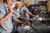 Freiwillige kochen für die Pilger, die den Goldenen Tempel besuchen, Jeden Tag wird kostenloses Essen für 60.000 - 80.000 Pilger ausgegeben, Goldener Tempel, Amritsar, Punjab, Indien