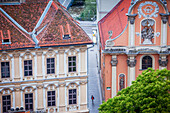 Luftaufnahme, rechts Fassade der Dreifaltigkeitskirche, Graz, Österreich