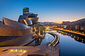 Guggenheim-Museum und Fluss Nervión, Bilbao, Spanien