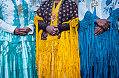 Detail von Kleidern und Händen. Links Benita la Intocable, in der Mitte Angela la Folclorista, und rechts Dina, Cholitas-Ringerinnen, El Alto, La Paz, Bolivien