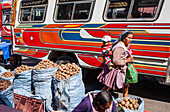 Straßenszene, Markt von La Cancha, Cochabamba, Bolivien