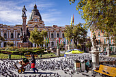 Murillo-Platz mit dem Palacio legislativo, Regierungspalast, im Hintergrund, La Paz, Bolivien