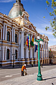 Murillo-Platz mit dem Palacio legislativo, Regierungspalast, im Hintergrund, La Paz, Bolivien