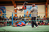 Lucha Libre. Wrestler im Kampf, und Schiedsrichter, Sportzentrum La Ceja, El Alto, La Paz, Bolivien