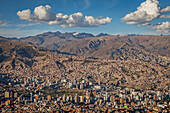 Panoramablick auf die Stadt, im Hintergrund Los Andes Berge, La Paz, Bolivien