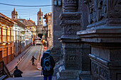 Straße Tarija von der Kirche San Francisco aus, im Hintergrund die Kathedrale, Potosi, Bolivien
