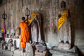 Mönch, der religiöse Skulpturen verschönert, in Angkor Wat, Siem Reap, Kambodscha