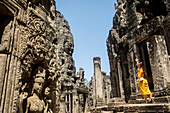 Tourist, im Bayon-Tempel, Angkor Thom, Angkor, Siem Reap, Kambodscha