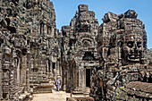 Tourist, im Bayon-Tempel, Angkor Thom, Angkor, Siem Reap, Kambodscha