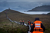 Entdecker wandern zum Albatros-Denkmal für verlorene Seeleute, Kap Hoorn, Feuerland, Patagonien, Chile
