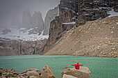 Mann, Wanderer, Mirador Base Las Torres. Sie können die erstaunlichen Torres del Paine sehen, Torres del Paine Nationalpark, Patagonien, Chile