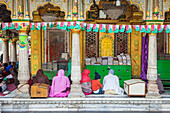 Betend, in der Hazrat Nizamuddin Dargah, Delhi, Indien